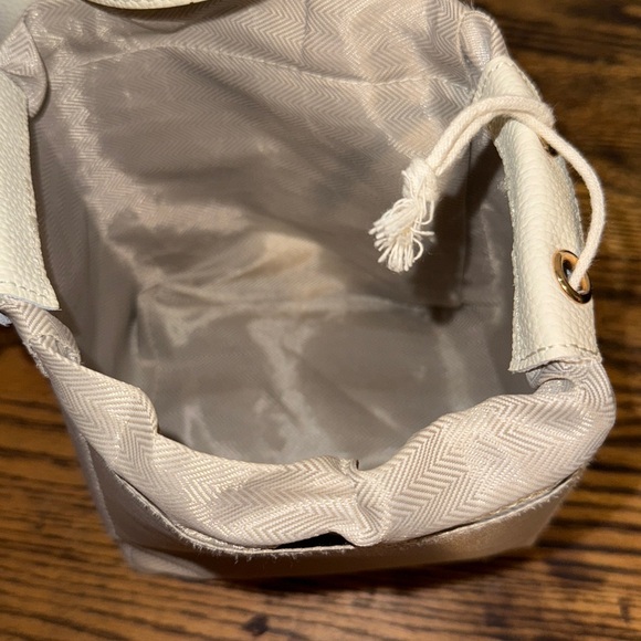 Elegant Cream Bucket Leather Handbag with Gold Accents. Very good condition. - Picture 3 of 9